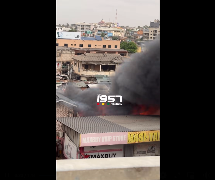 Breaking: Fire Service battles blaze at Kwame Nkrumah Circle